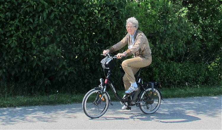 Ellen testar elassisterad cykel