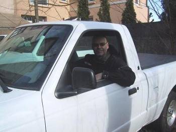 Johannes i sin Ford Ranger EV